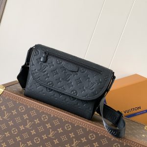 M14874 Black Eclipse Authentic Monogram Eclipse Canvas Variable-code chip 163c This Pulse messenger bag features a refined silhouette crafted from Monogram Eclipse canvas. An external pocket on the flap is accented with a drawstring zipper pull. The magnetic closure allows for easy access to contents. The adjustable leather shoulder strap with side rings offers versatile carrying options—perfect for shoulder or crossbody wear. Dimensions: 26x17x11cm